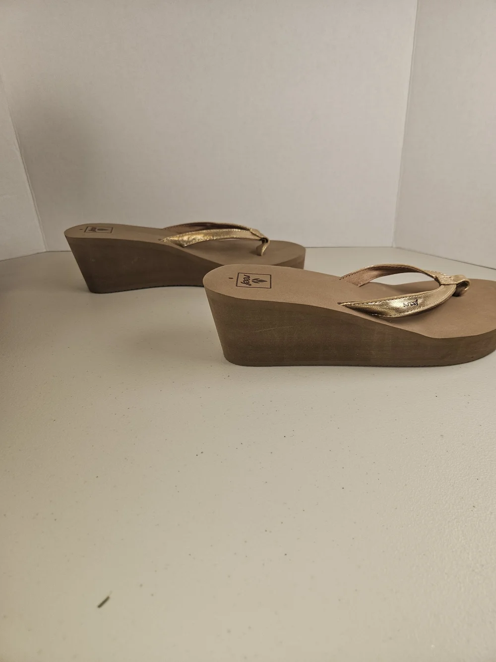 Brand New Sz 9 Reef Women’s Metallic Gold Thong Wedges H-18 JHV Brown & Gold